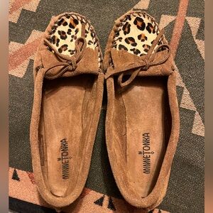 Minnetonka leather with calf hair leopard print moccasins W9
